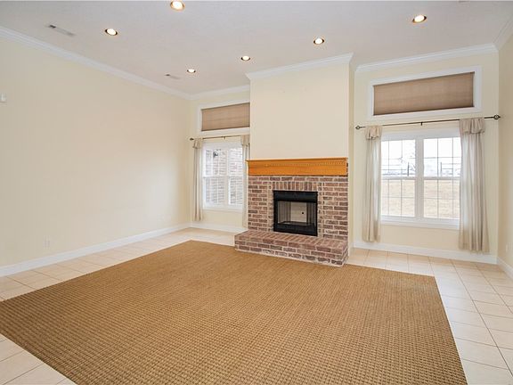4th image of 2555 S College Dr
