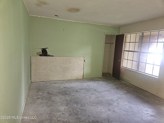 2nd image of 2307 W Park Dr