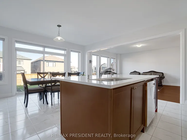 142 Prince Charles Cres — Photo 12