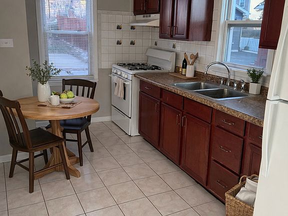3rd image of 689 N Lincoln Ave