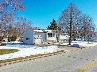 241 E Glenbrook Dr, Pulaski, WI 54162