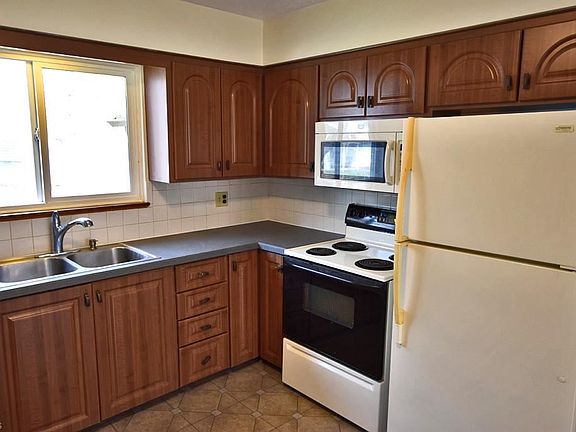 4th image of 9040 Forest Ln