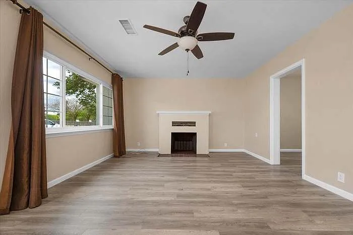 250 Oxford Ave — Photo 2