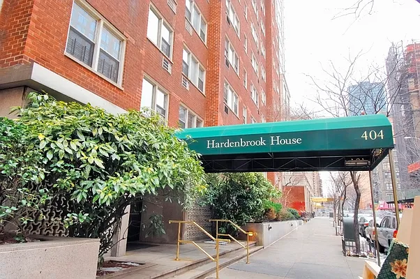 Sold by Mark Greenberg Real Estate | media 13