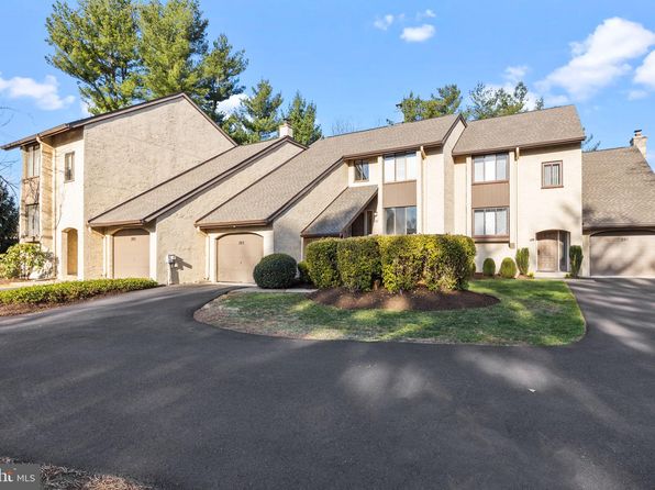203 Golf Club Dr, Langhorne, PA 19047