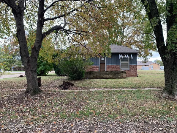 1802 Menor St, Winfield, KS 67156