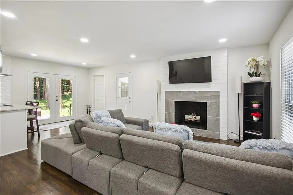 4 bed, 2.5 bath, 1728 sqft, $3,750 — Photo 2