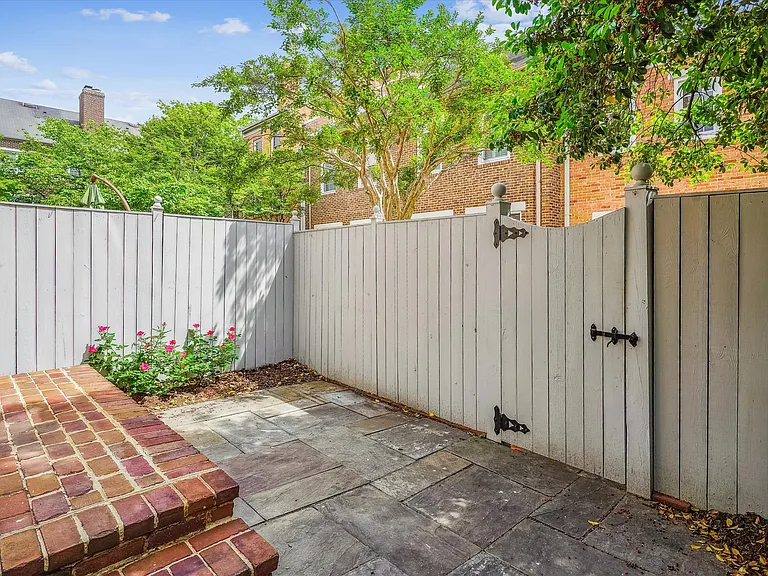 1158 N Pitt St — Photo 38