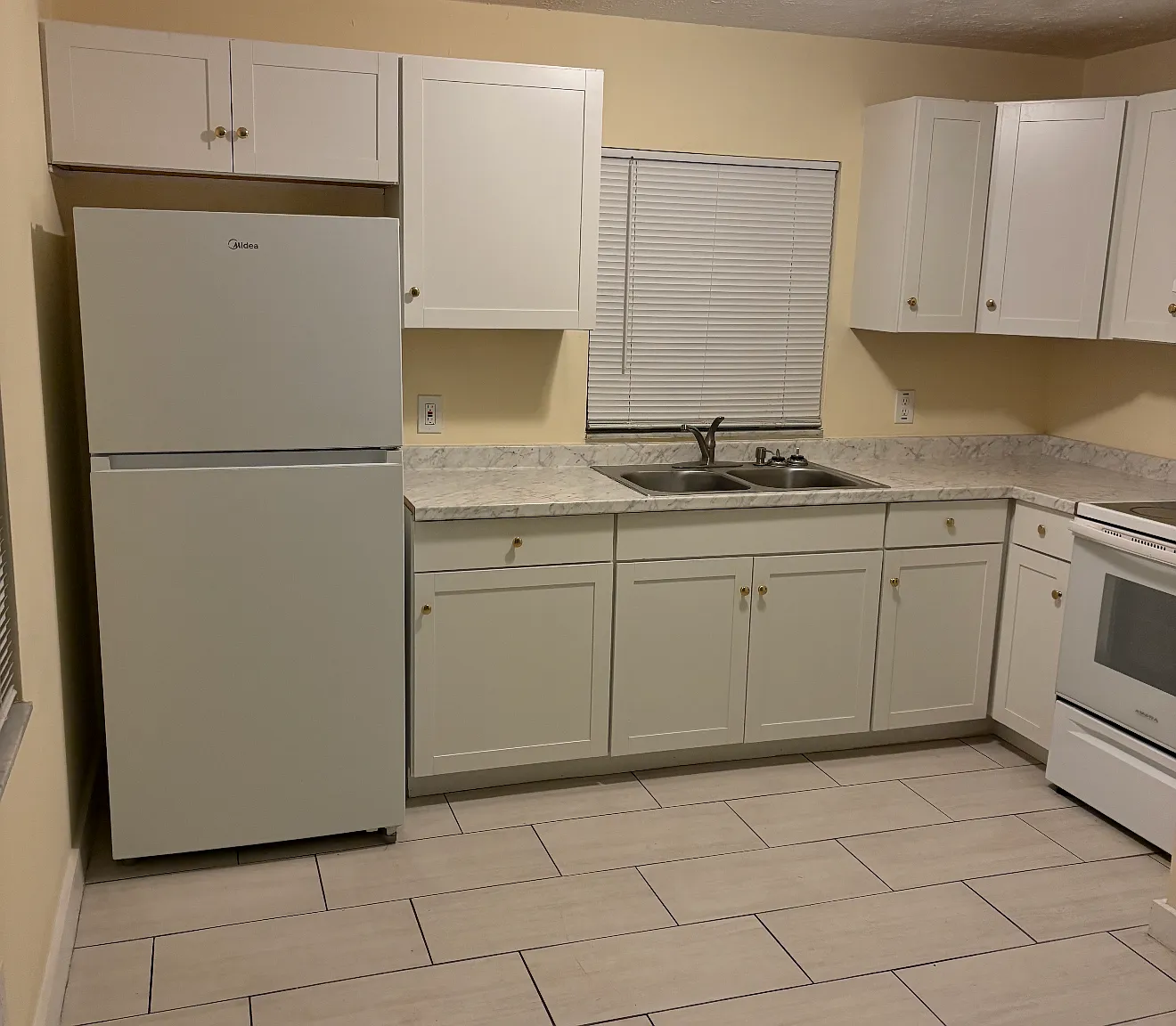 3 bed, 900 sqft, $1,400 — Photo 2