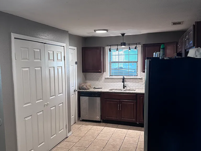 1713 Brook Hollow Dr — Photo 6