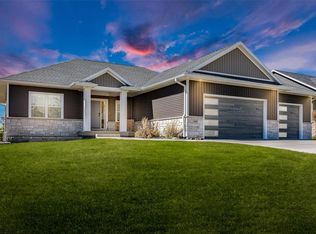 3002 Forrest Meadow Ln, Hiawatha, IA 52233