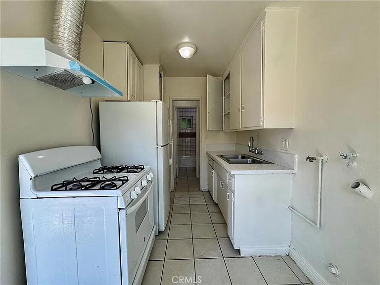 591 E 6th St — Photo 2