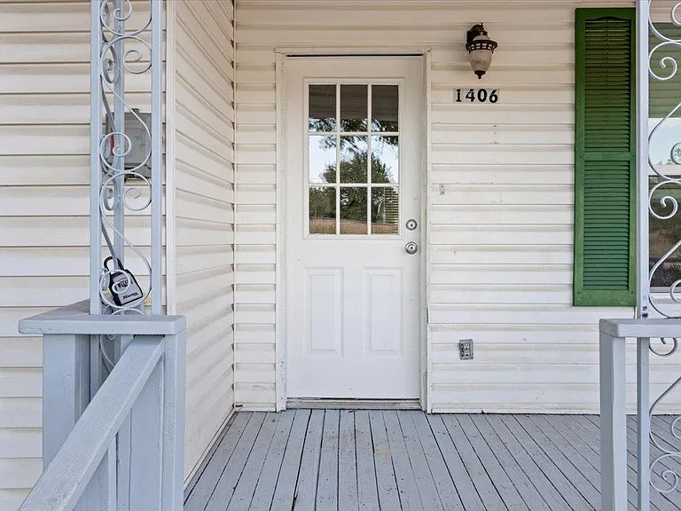 1406 Avenue D — Photo 4