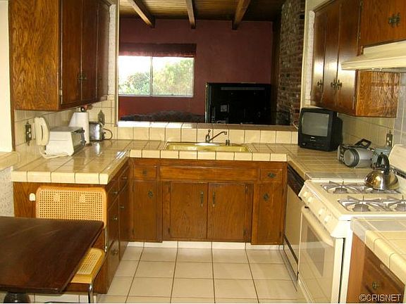 5th image of 8110 Kelvin Ave