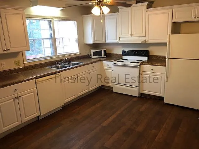 3 bed, 1.5 bath, 1200 sqft, $1,100 — Photo 2
