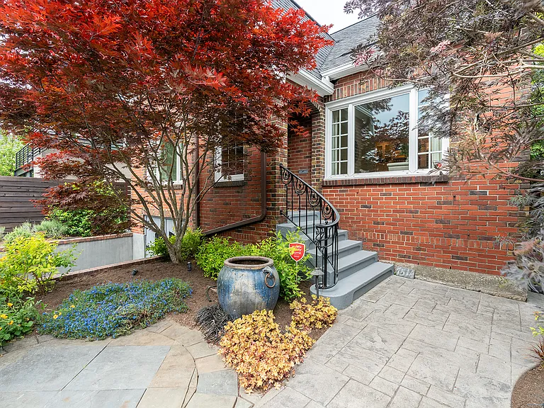 7514 E Green Lake Dr N — Photo 3