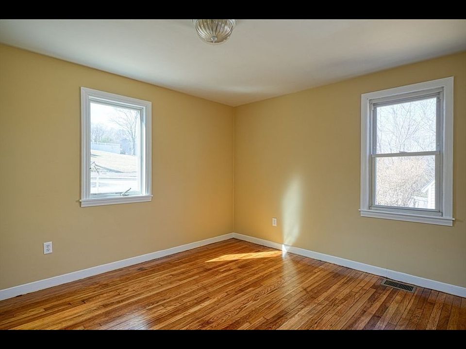 1st image of 8 Crestview Dr #1
