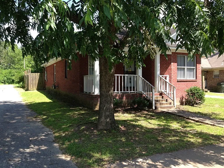 1572 Victor St — Photo 2
