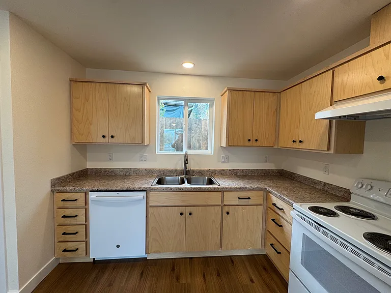 1654 NW Highland Ave — Photo 10
