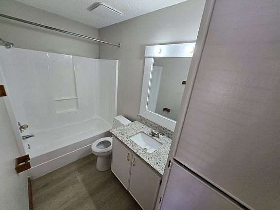 5th image of 848 N Storer Ave #1