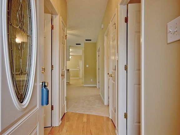 2nd image of 470 Autumn Glen Cir