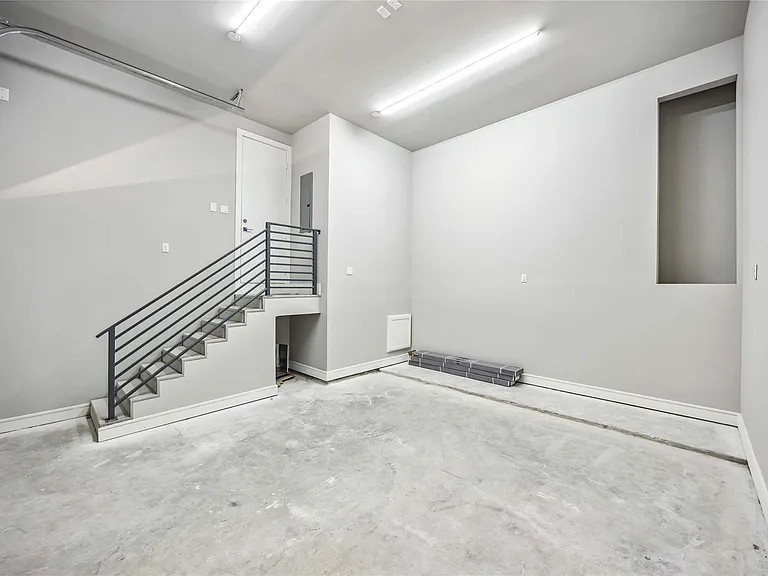 1111 W 21st St — Photo 33