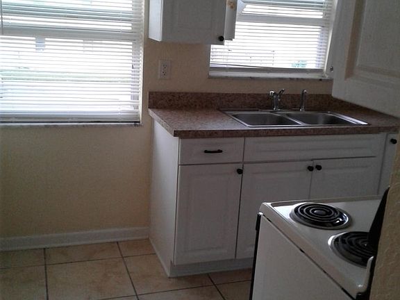 5th image of 1029 Park Dr APT 25
