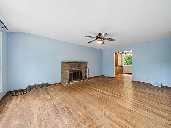 5th image of 270 Roycroft Ave