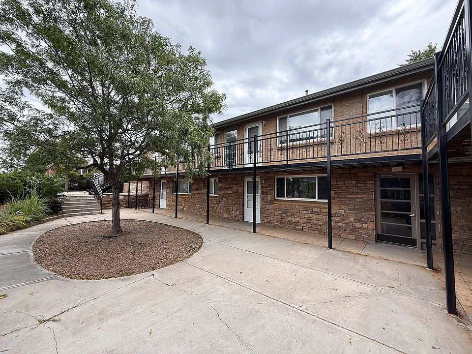 979 Upham Ct
