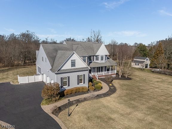 5th image of 48 Mason Farm Rd