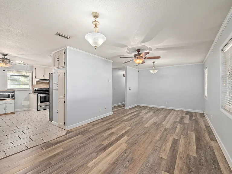 413 Springdale Dr — Photo 12