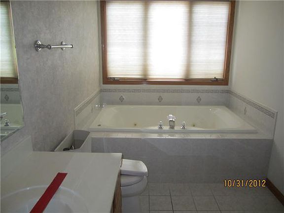 4th image of 8828 Berkeley Court Dr