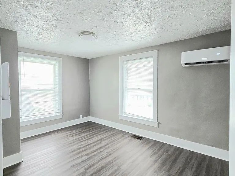 216 E Madison St — Photo 10