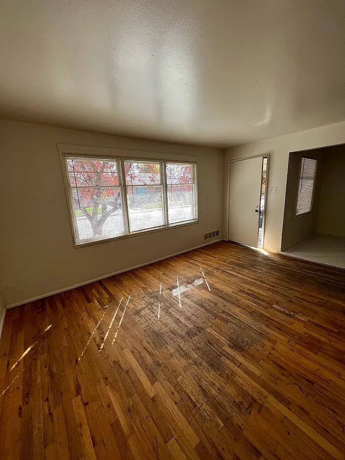 610 Holbrook — Photo 2