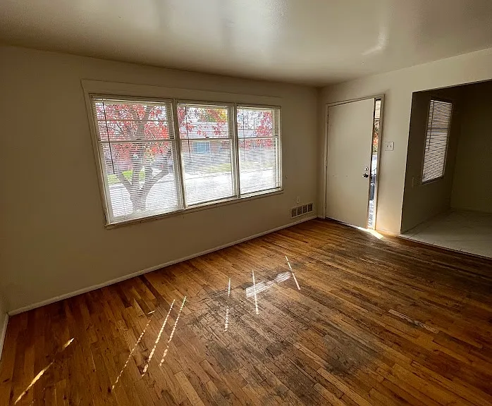 610 Holbrook Dr — Photo 2