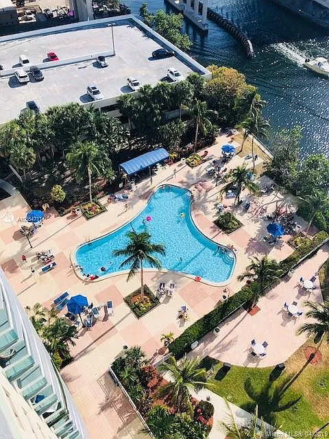 19390 Collins Ave #726