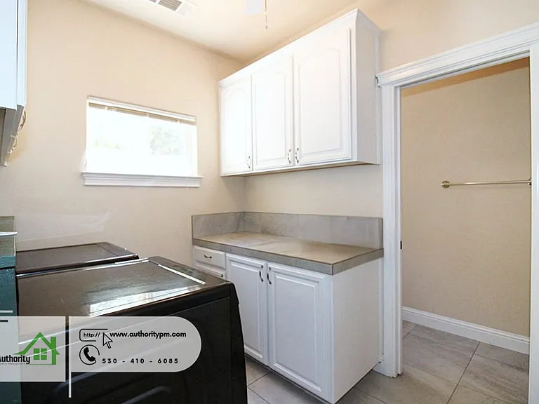 2279 Wicklow St — Photo 11