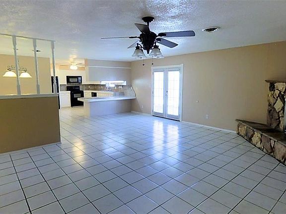 3rd image of 915 E Bell Pl