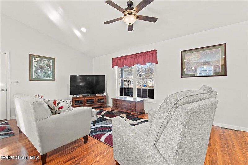 4th image of 5 La Claire Street