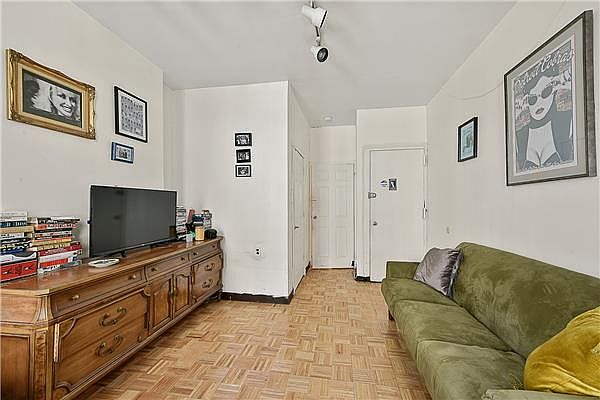 1st image of 623 E 6th St APT 8