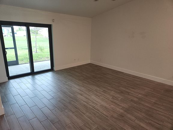 4th image of 546 SE 5th Pl