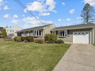 3 Holiday Ct, Lincoln, RI 02865