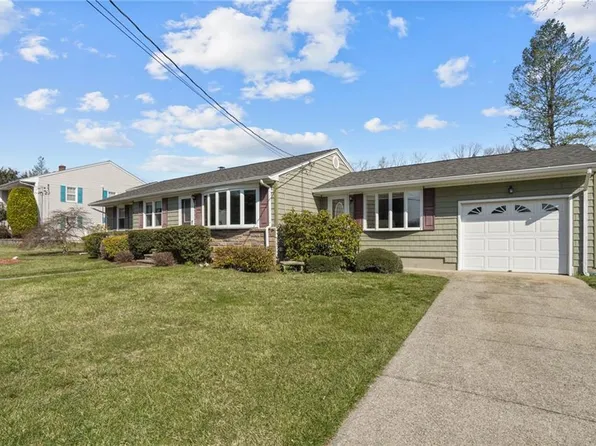 3 Holiday Ct, Lincoln, RI 02865
