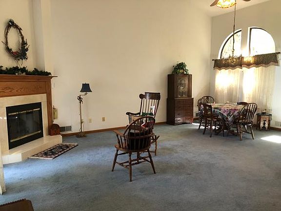 Living room w/ gas fireplace