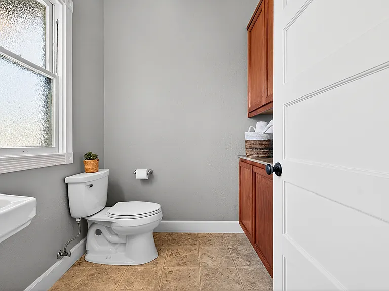 531 E Washington St — Photo 13