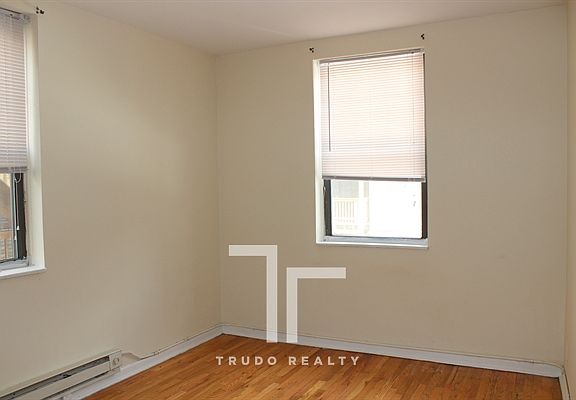 5th image of 654 W Cornelia Ave #66010