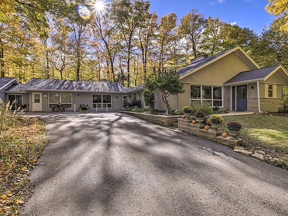 5th image of 10653 Forest Ln