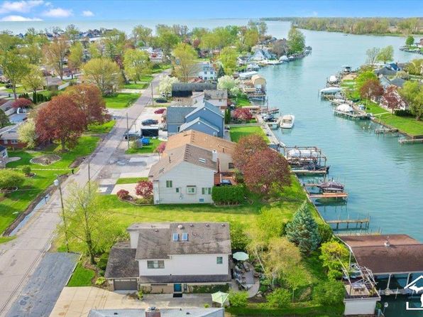 30500 Bayview Dr, Gibraltar, MI 48173