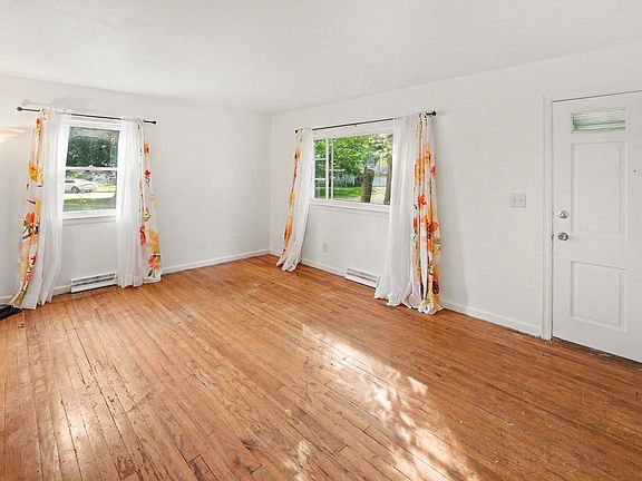 3rd image of 533 Hunt Pl