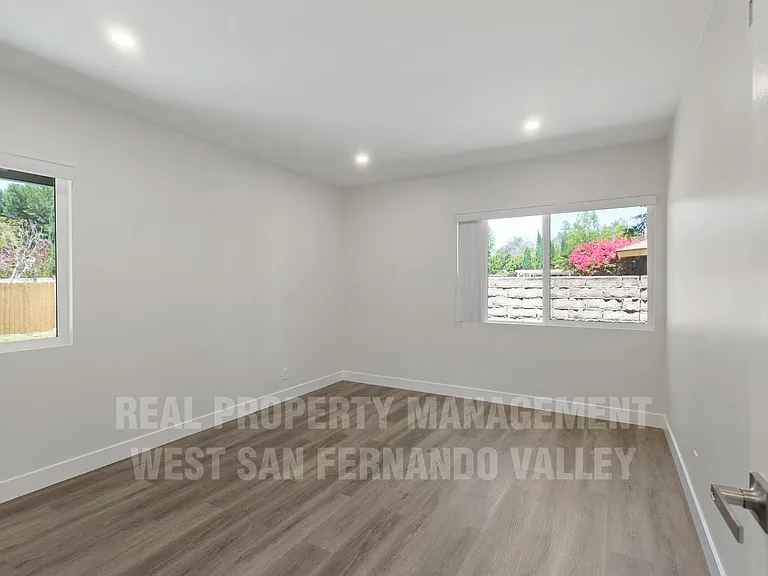 9801 Columbus Ave — Photo 36